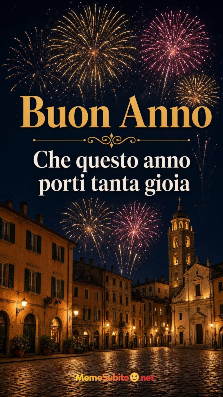 Meme buon anno fuochi d’artificio nel cielo sopra un paese italiano