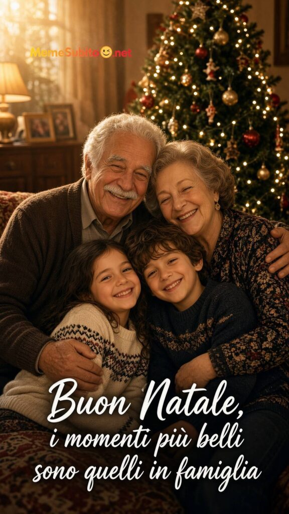 Meme buon natale nonni che abbracciano i nipoti davanti all’albero