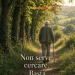 Meme motivazionale persona anziana che cammina su un sentiero alberato