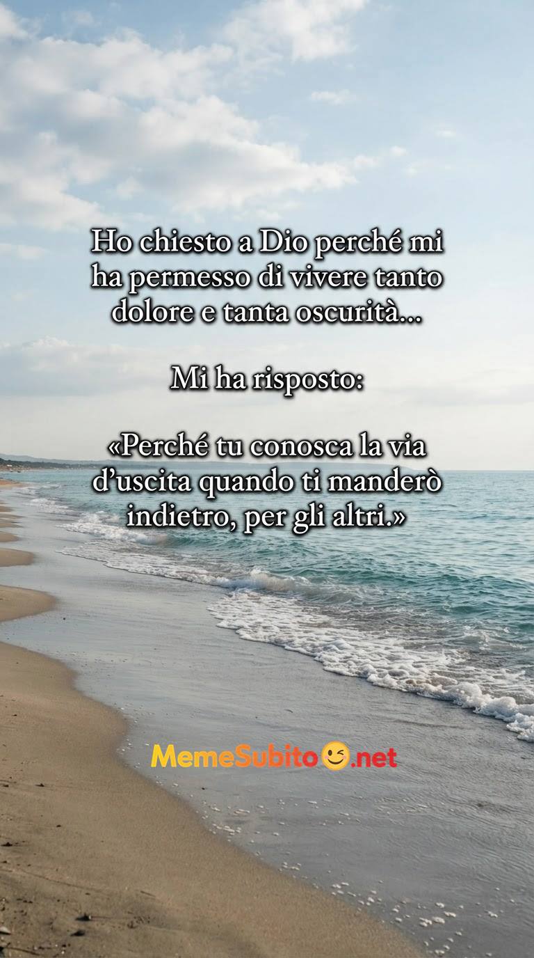 Immagine motivazionale sulla spiaggia con frase a Dio sul dolore, l’oscurità e la via d’uscita per gli altri